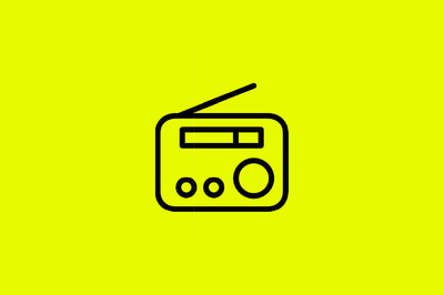 Ícone estilizado de um rádio portátil com antena, desenhado em linhas pretas sobre um fundo amarelo-lima.