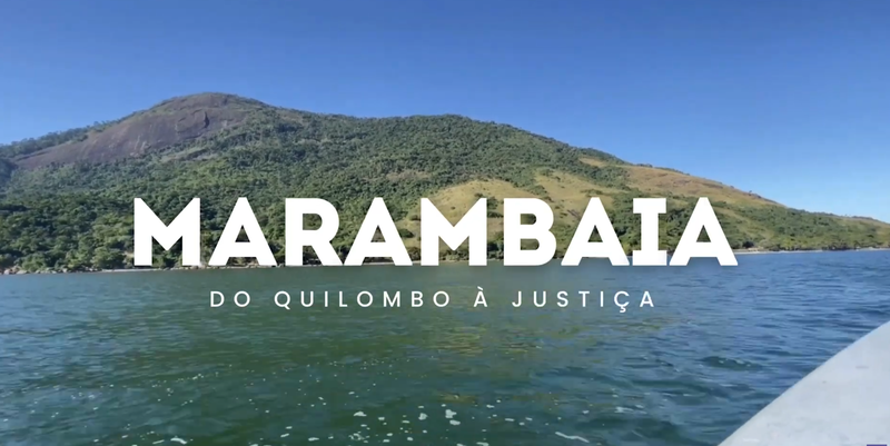 Imagem de uma paisagem marítima com montanha verde ao fundo sob céu azul, com o texto sobreposto em letras brancas "MARAMBAIA - DO QUILOMBO À JUSTIÇA".