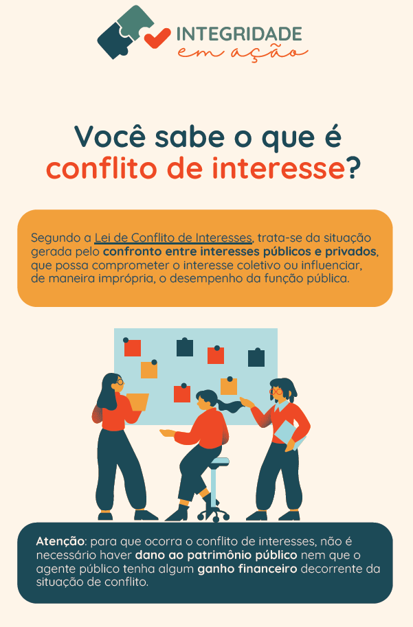 Três pessoas discutindo a frente de quadro repleto de pequenos papéis fixados