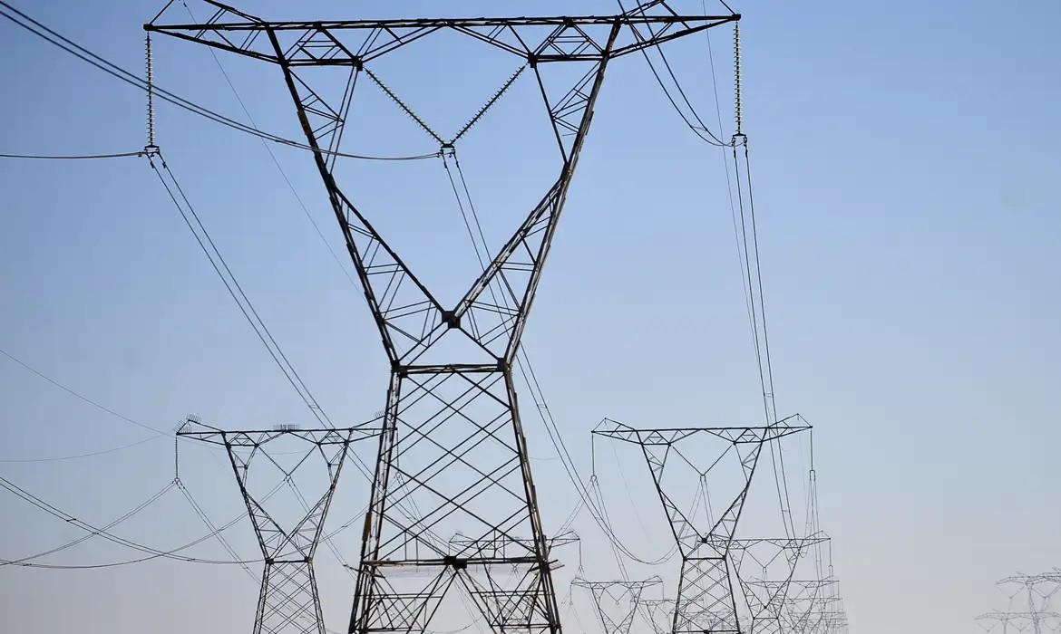 imagem mostra linha de transmissão de energia em meio a floresta amazônica