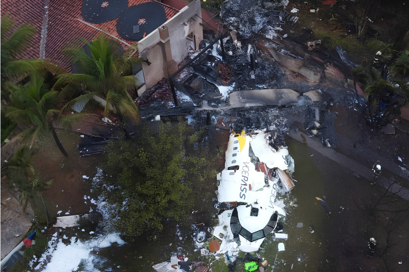 Imagem aérea mostra destroços de avião da Voepass após queda sobre uma casa